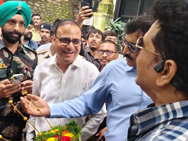 प्रशंसकों और लोगों ने गुलदस्तों से उनका स्वागत किया।