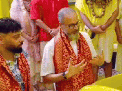 स्वामी प्रेमानंद महाराजांना भेटला रॅपर-गायक बादशाह: विचारले- सत्य बोलल्याने नातेसंबंध-प्रेम दूर जाते; संत म्हणाले- देव तुम्हाला साथ देतो गायक बादशाहचा सहाय्यक प्रेमानंद त्याच्यासाठी प्रश्न विचारत आहे.