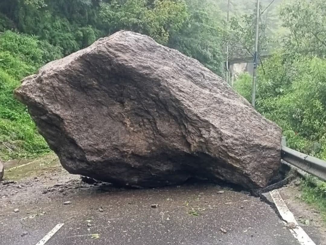 सड़कों पर बड़े-बड़े पत्थर आ गए हैं।