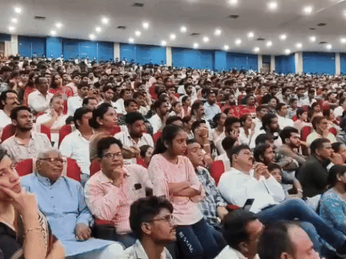 ऑडिटोरियम खचाखच भरा हुआ था।