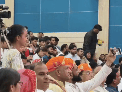 युवाओं के अलावा बच्चों में भी दिखा राजवीर सिंह के साथ सेल्फी लेने का क्रेज।