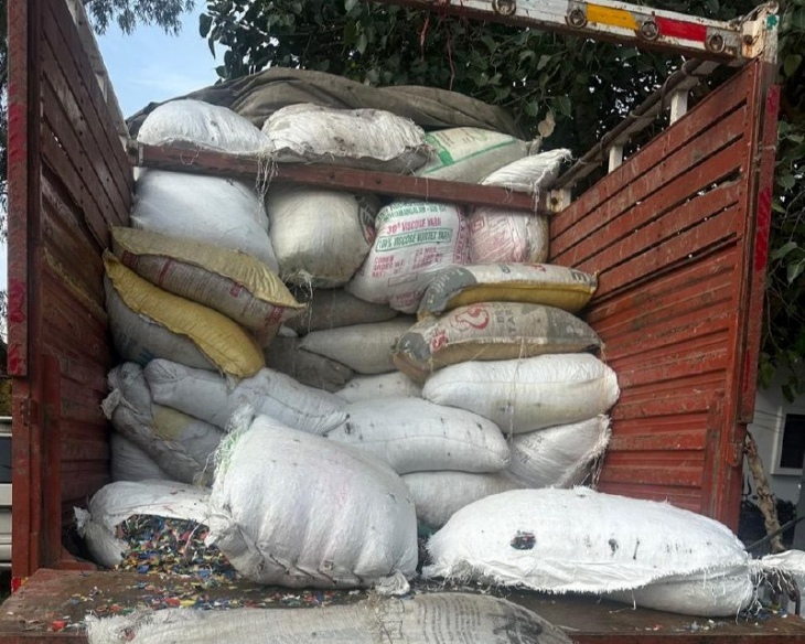 ट्रक में भरे वेस्ट से भरे कट्टों के नीचे छुपाकर राजस्थान निर्मित अंग्रेजी शराब आरोपी ले जा रहा था।