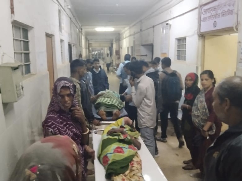 बीमारों को प्रतापगढ़ जिला अस्पताल में भर्ती कराया गया है।