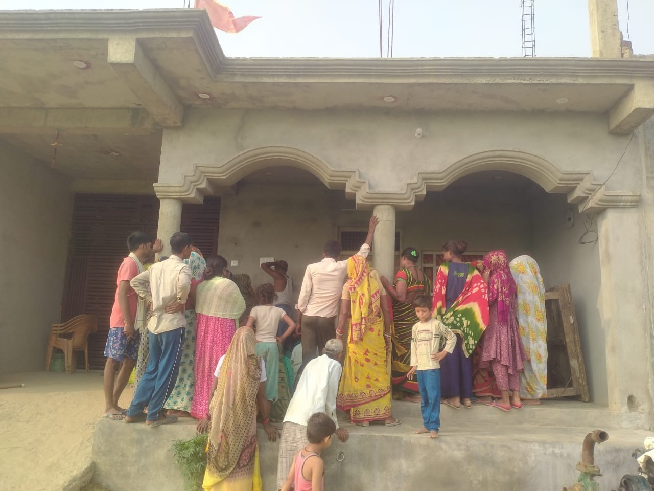 युवक के सुसाइड की सूचना पर लोगों की भीड़ लग गई।