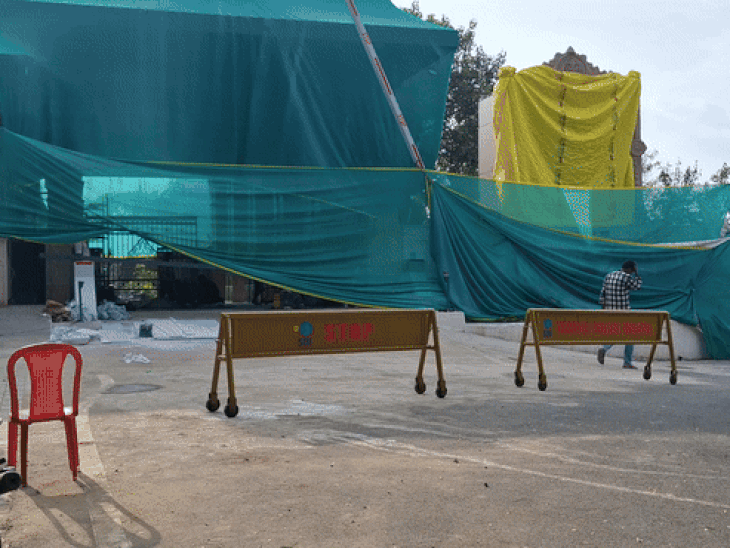 सीएम हाउस के प्रवेश द्वार का नवनिर्माण कराया गया है। इसी द्वार पर विक्रमादित्य वैदिक घड़ी लगवाई गई है।