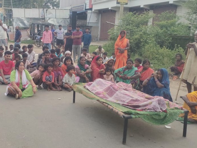 फर्जी डॉक्टर के ऑपरेशन से महिला की मौत:  पलामू में परिजनों ने शव रखकर किया सड़क जाम, विधायक ने की कार्रवाई की मांग – Palamu News