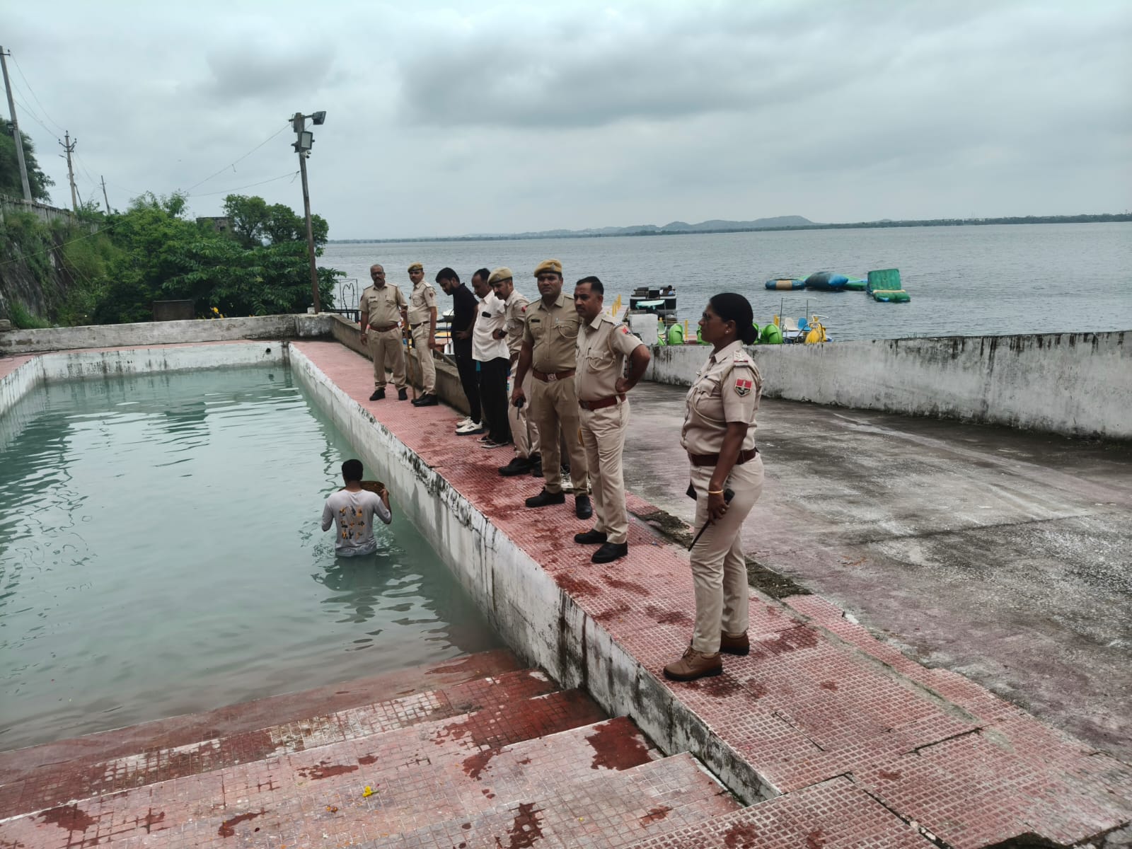 गणपति विसर्जन को लेकर नौ चौकी पाल पर पुलिस का विशेष जाप्ता तैनात है।