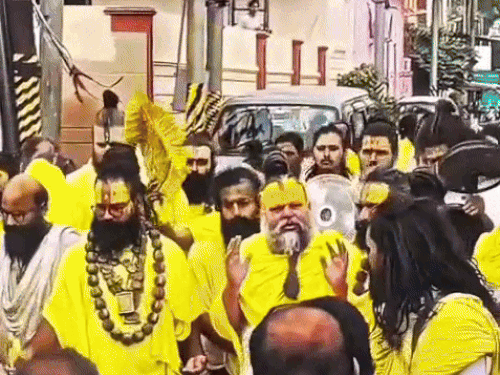 स्वामी प्रेमानंद महाराजांना भेटला रॅपर-गायक बादशाह: विचारले- सत्य बोलल्याने नातेसंबंध-प्रेम दूर जाते; संत म्हणाले- देव तुम्हाला साथ देतो प्रेमानंद जी महाराजांना नमस्कार करताना गायक बादशाह.