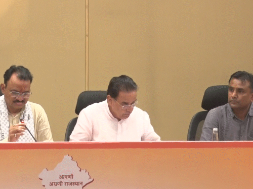 राजस्थानमध्ये जबरदस्ती धर्मांतर केल्यास जन्मठेपेची शिक्षा: घरवापसी हे धर्मांतर मानले जाणार नाही; विधेयकातील सुधारणांना मंत्रिमंडळाची मंजुरी मंत्री जोगाराम पटेल यांनी पत्रकार परिषदेत विधेयकातील सुधारणांबद्दल माहिती दिली. यावेळी उपमुख्यमंत्री प्रेमचंद बैरवा देखील त्यांच्यासोबत होते.