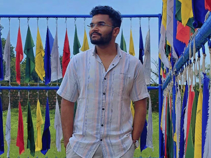 केस दर्ज होने के बाद डिप्टी कलेक्टर फरार चल रहा है।