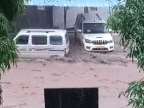 जावर माइंस एरिया में सड़क किनारे खड़ी कार पानी में बह गई।