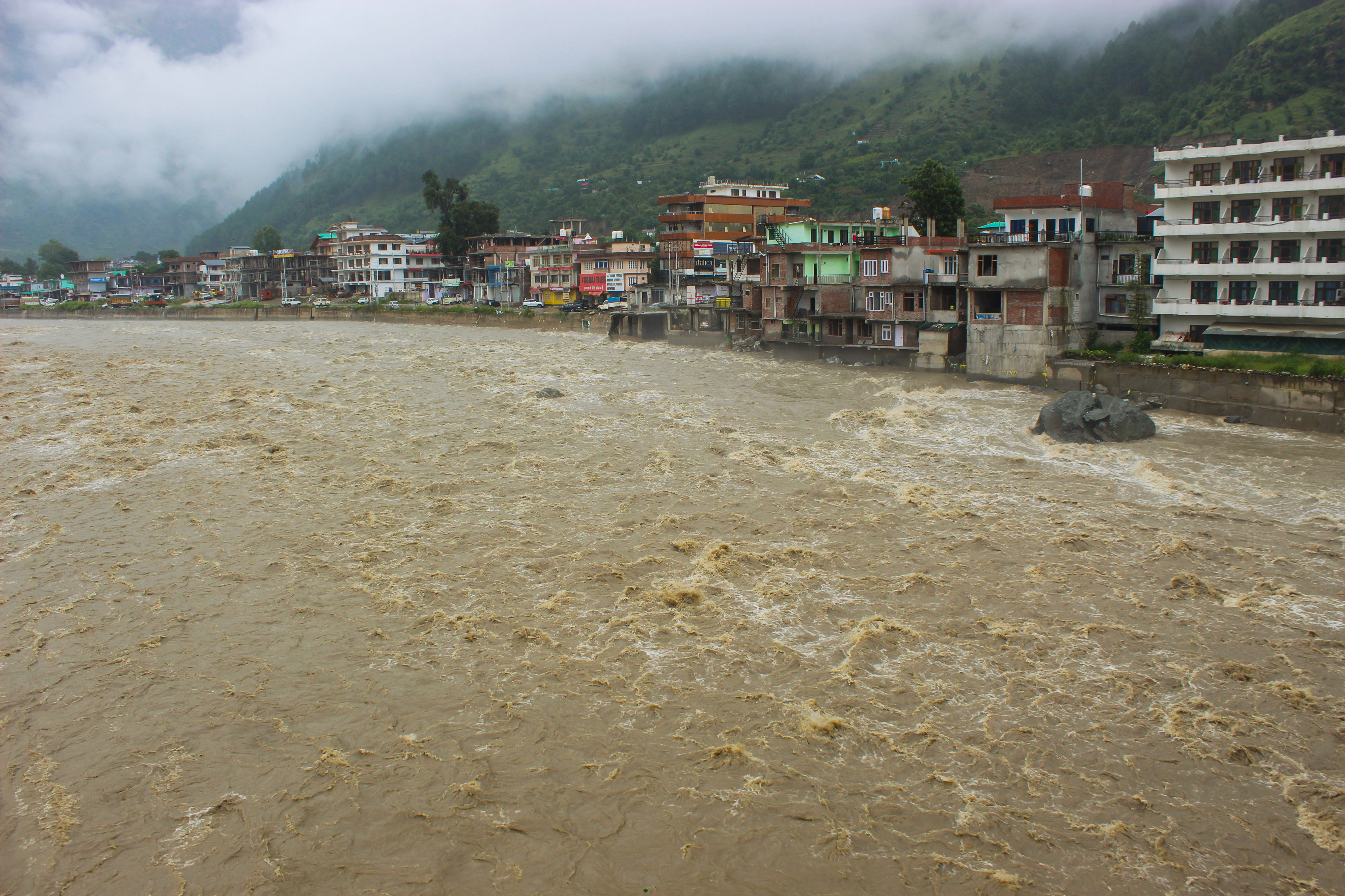 हिमाचल प्रदेश के कुल्लु में तेज बारिश के चलते व्यास नदी का जलस्तर बढ़ गया है।