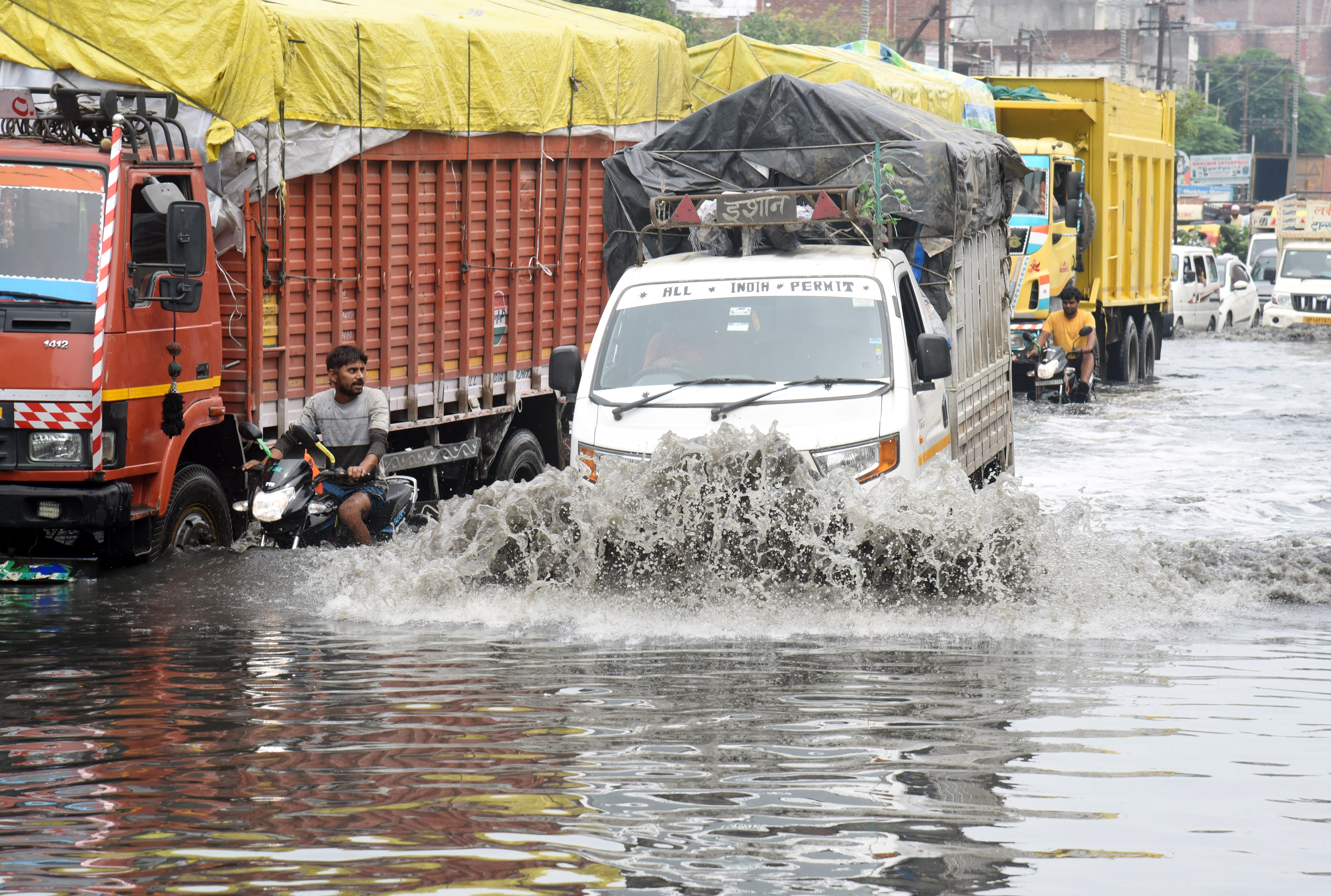 यूपी के गाजियाबाद में बारिश के बाद सड़क पर पानी भर गया। गाड़ियां आधी डूब गईं।
