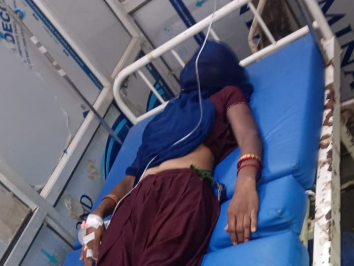 करंट लगने से झुलसी महिला को अस्पताल में कराया भर्ती।