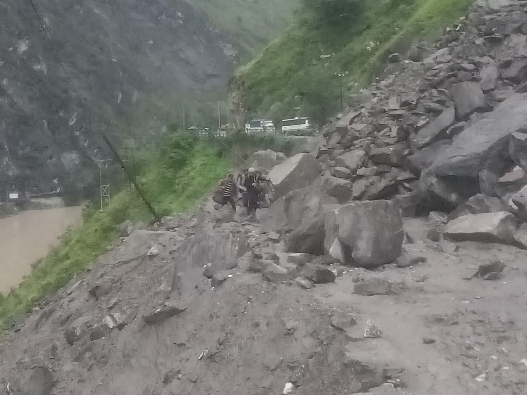 निगुलसरी और नाथपा में चट्टान गिरने से यातायात ठप है।