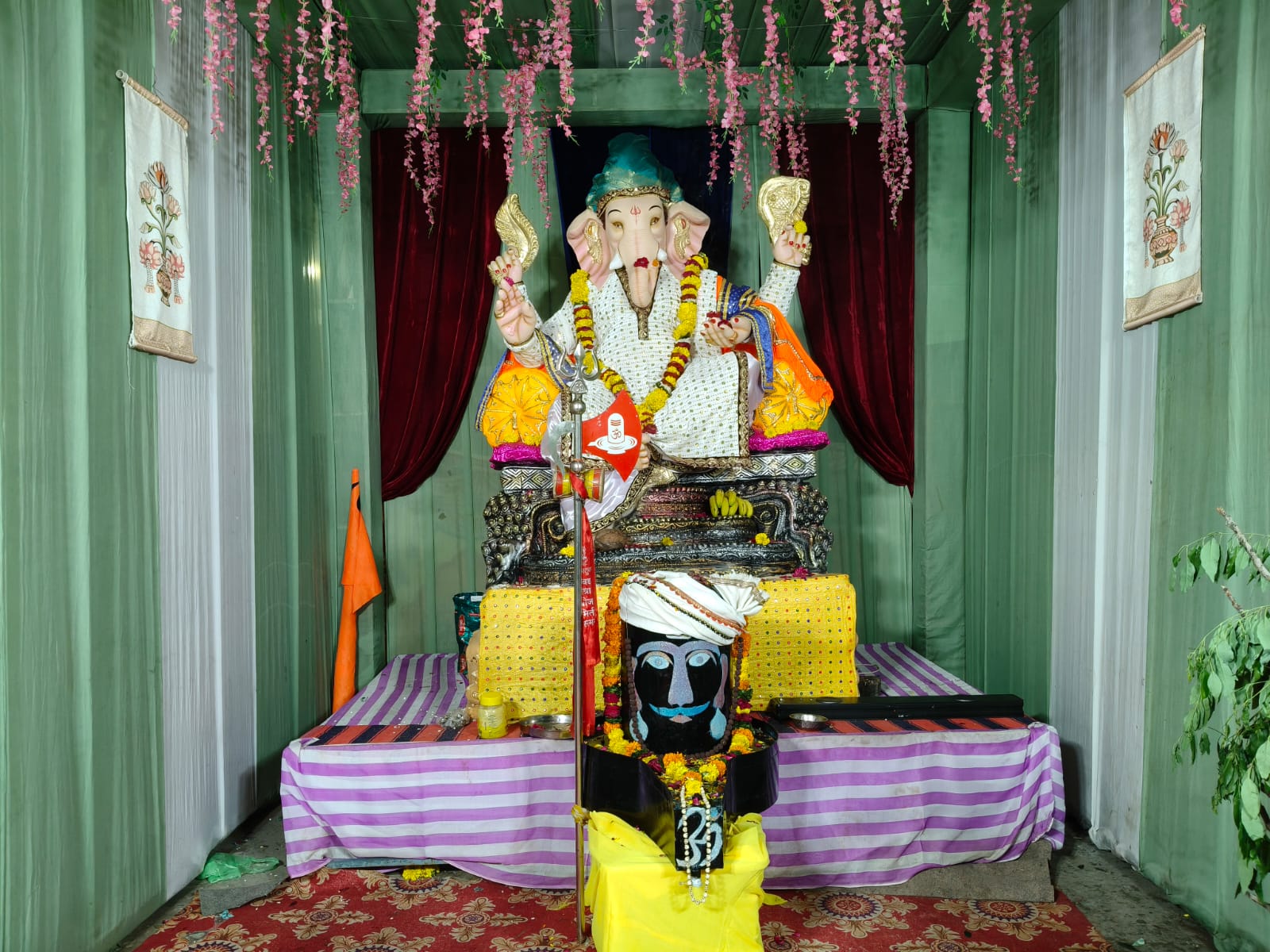 मालीवाड़ा में भगवा ग्रुप द्वारा सजाई गई गणेशजी की झांकी।