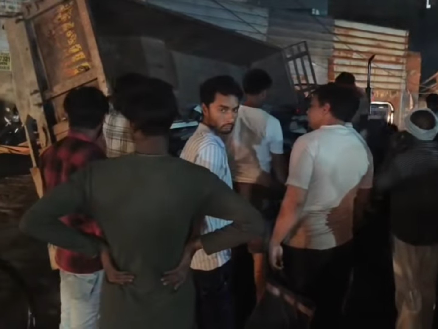 फरीदाबाद में लोहे से भरी ट्रैक्टर-ट्रॉली पलटी:  गड्ढे में टायर फंसने से हादसा; बाइक दबी, 2 युवकों ने कूदकर बचाई जान – Ballabgarh News