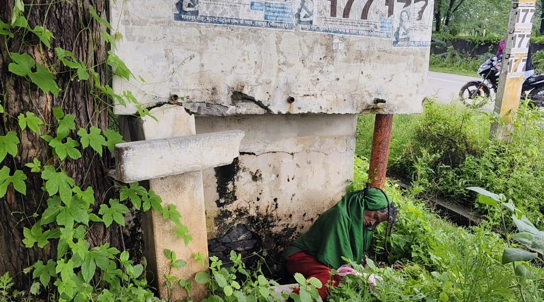 महिला की बॉडी पानी की टंकी के नल से लटकी मिली