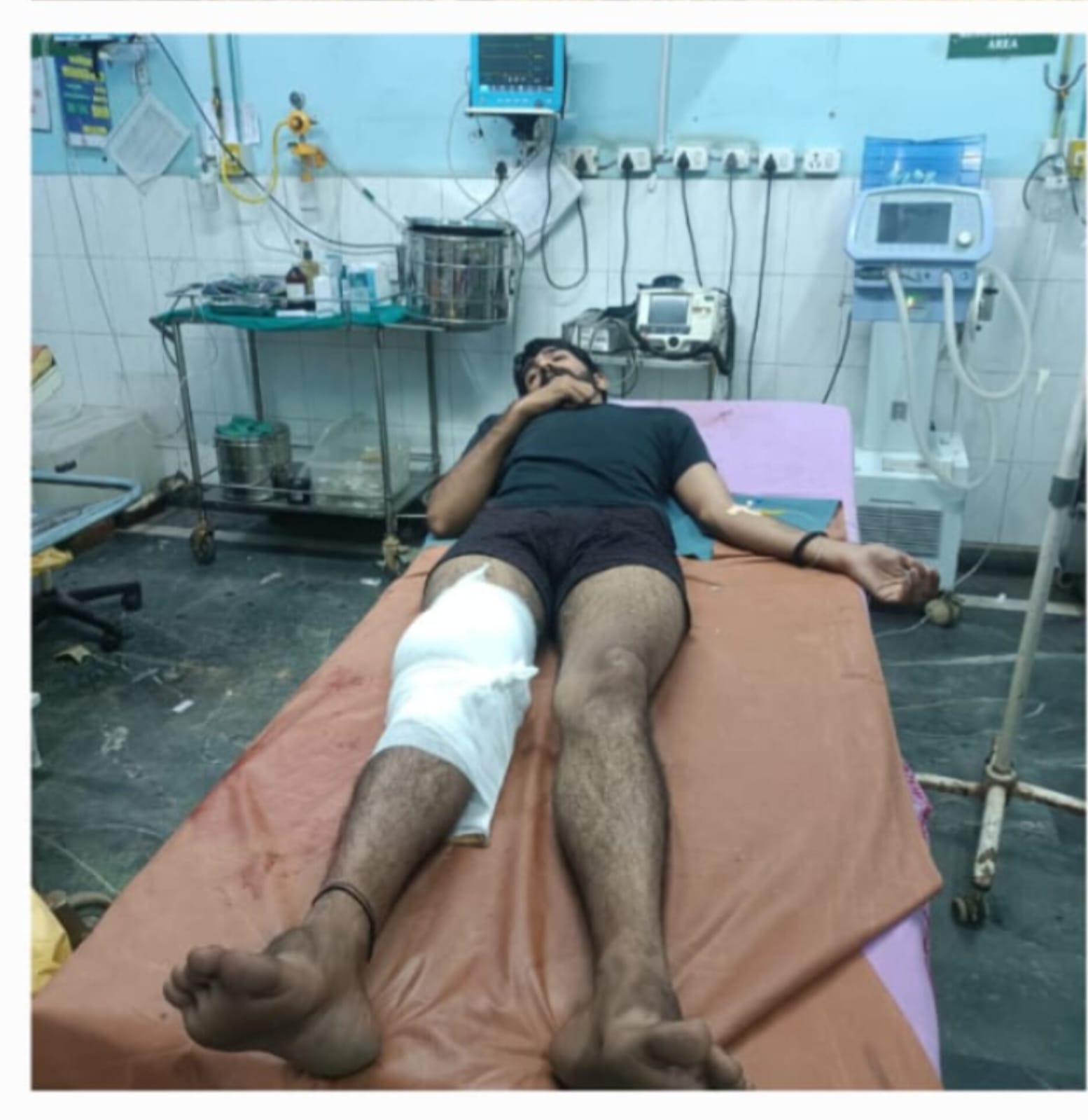 Rohit is shot in the leg during an encounter in Gurugram. He was first brought to the Civil Hospital, after which Rohtak PGI has been referred.