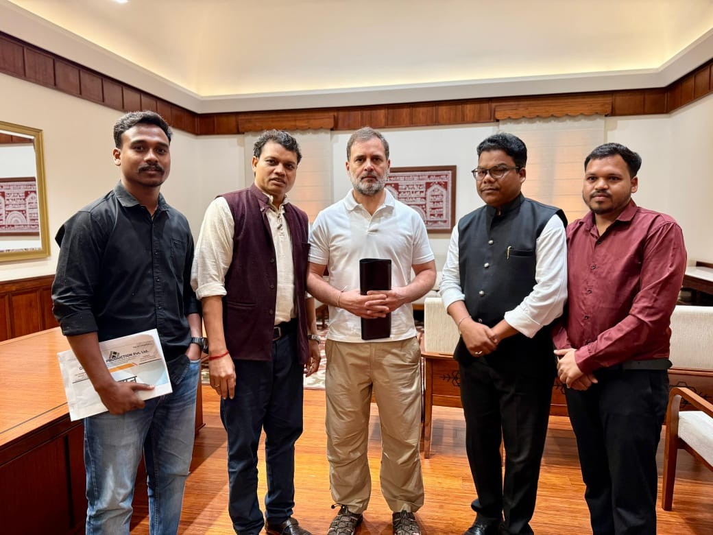 फिल्म के कलाकार और निर्माता राहुल गांधी से भी मिले।