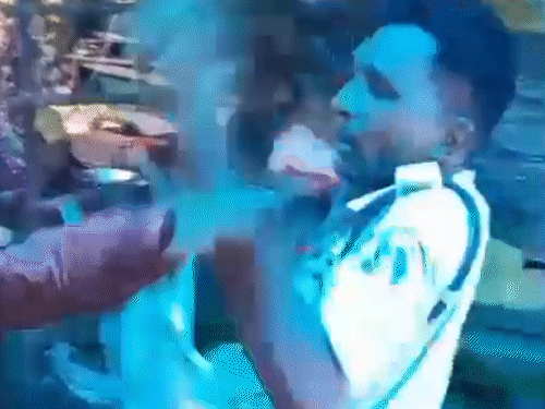 सब्जी दुकानदार ने पुलिसकर्मी का कॉलर पकड़कर झूमाझटकी की