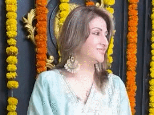उर्वशी ढोलकियाने कसौटी जिंदगी की या टीव्ही शोमध्ये कोमोलिकाची भूमिका साकारली आहे.