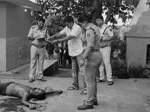हत्या की सूचना पाकर पुलिस मौके पर पहुंची, फॉरेंसिंक टीम भी जांच शुरू कर दी है।