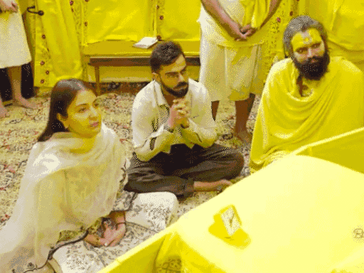 स्वामी प्रेमानंद महाराजांना भेटला रॅपर-गायक बादशाह: विचारले- सत्य बोलल्याने नातेसंबंध-प्रेम दूर जाते; संत म्हणाले- देव तुम्हाला साथ देतो प्रेमानंद महाराजांचे आशीर्वाद घेण्यासाठी विराट कोहली आणि त्यांची पत्नी अनुष्का शर्मा १३ मे २०२५ रोजी वृंदावनमध्ये आले.