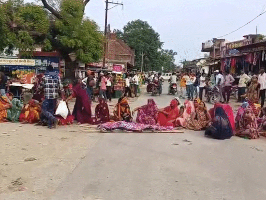 ग्रामीणों ने शव रखकर चक्काजाम कर दिया। इसके बाद सचिव ने संबल कार्ड जारी किया।