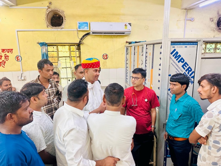 खानपुर विधायक सुरेश गुर्जर, नायब तहसीलदार रविन्द्र शर्मा और बिजली विभाग के अधिकारी-कर्मचारी अस्पताल पहुंचे।