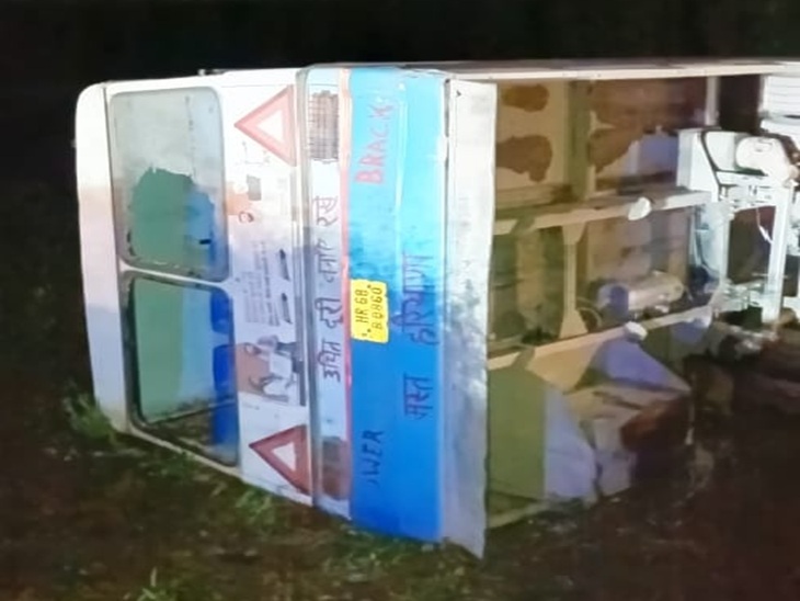 ठोल गांव के पास खेत में पलटी पंचकूला डिपो की बस।