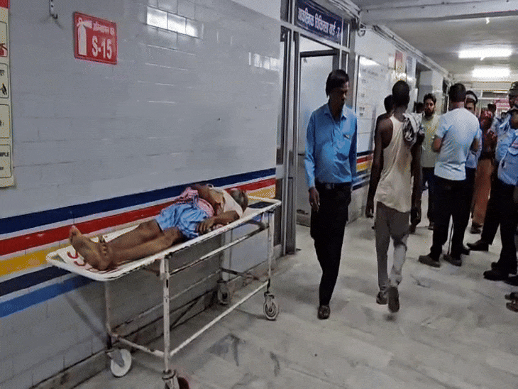 अस्पताल कर्मचारी दौड़े लेकिन मौके पर ही बुजुर्ग की मौत हो गई थी।