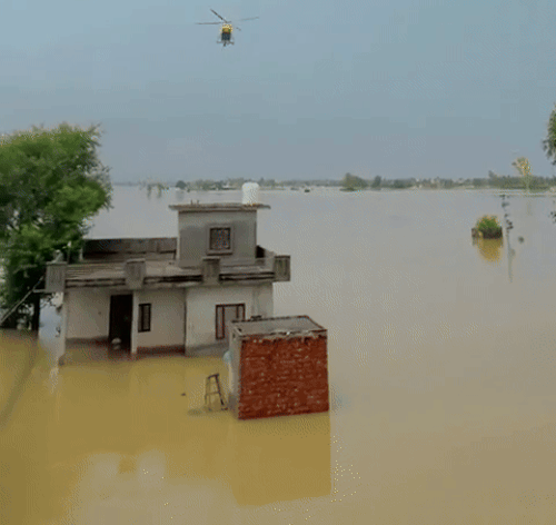 पंजाब के गुरदासपुर में बाढ़ग्रस्त इलाकों में सरकारी हेलिकॉप्टर के जरिए राहत कार्य चल रहा।