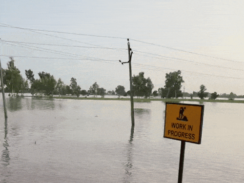 अजनाला में सड़कें टूटी हुई, लोगों को नावों में बाढ़ प्रभावित एरिया से निकाला जा रहा है।