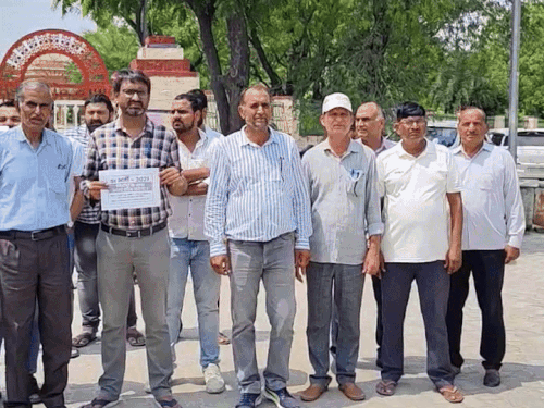 एसआई भर्ती-2021 के रद्द होने पर चयनित अभ्यर्थियों के परिजन झुंझुनूं में शहीद स्मारक पर भी प्रदर्शन कर चुके हैं।