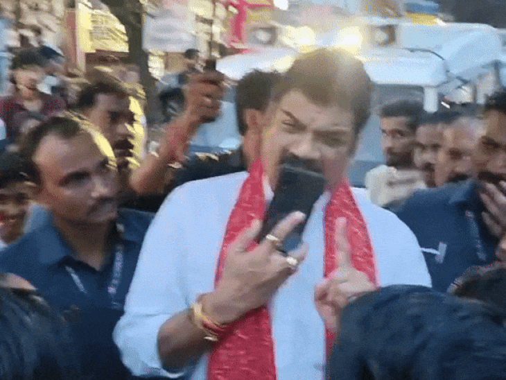 कैबिनेट मंत्री गोविंद सिंह करीब आधे घंटे तक जाम में फंसे रहे।