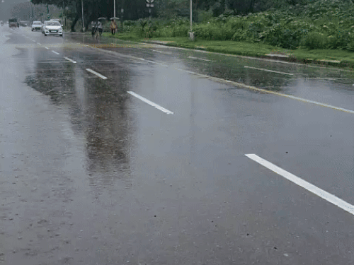 नहीं थम रही शहर में बारिश।