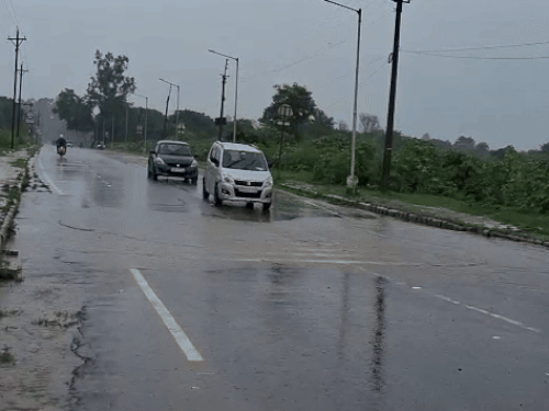 चंडीगढ़ में रुक-रुक कर हो रही बारिश।