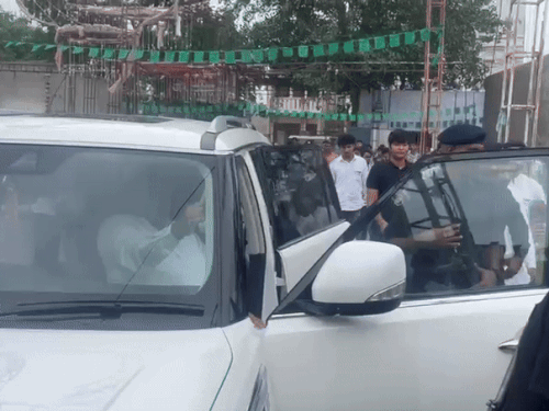 भिवानी पहुंचने पर अभय चौटाला का स्वागत करते हुए कार्यकर्ता।