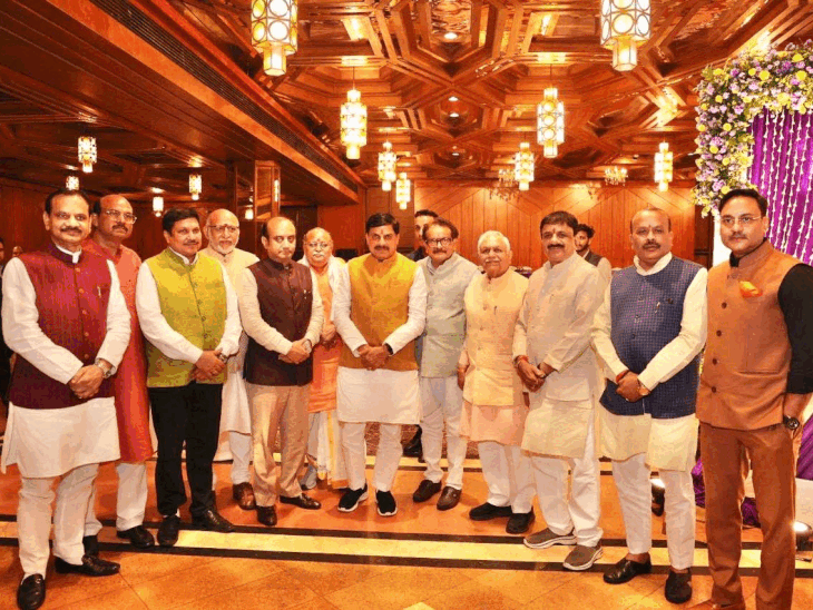 सुपर्णा पचौरी के सेवानिवृत्ति समारोह में शामिल नेतागण।