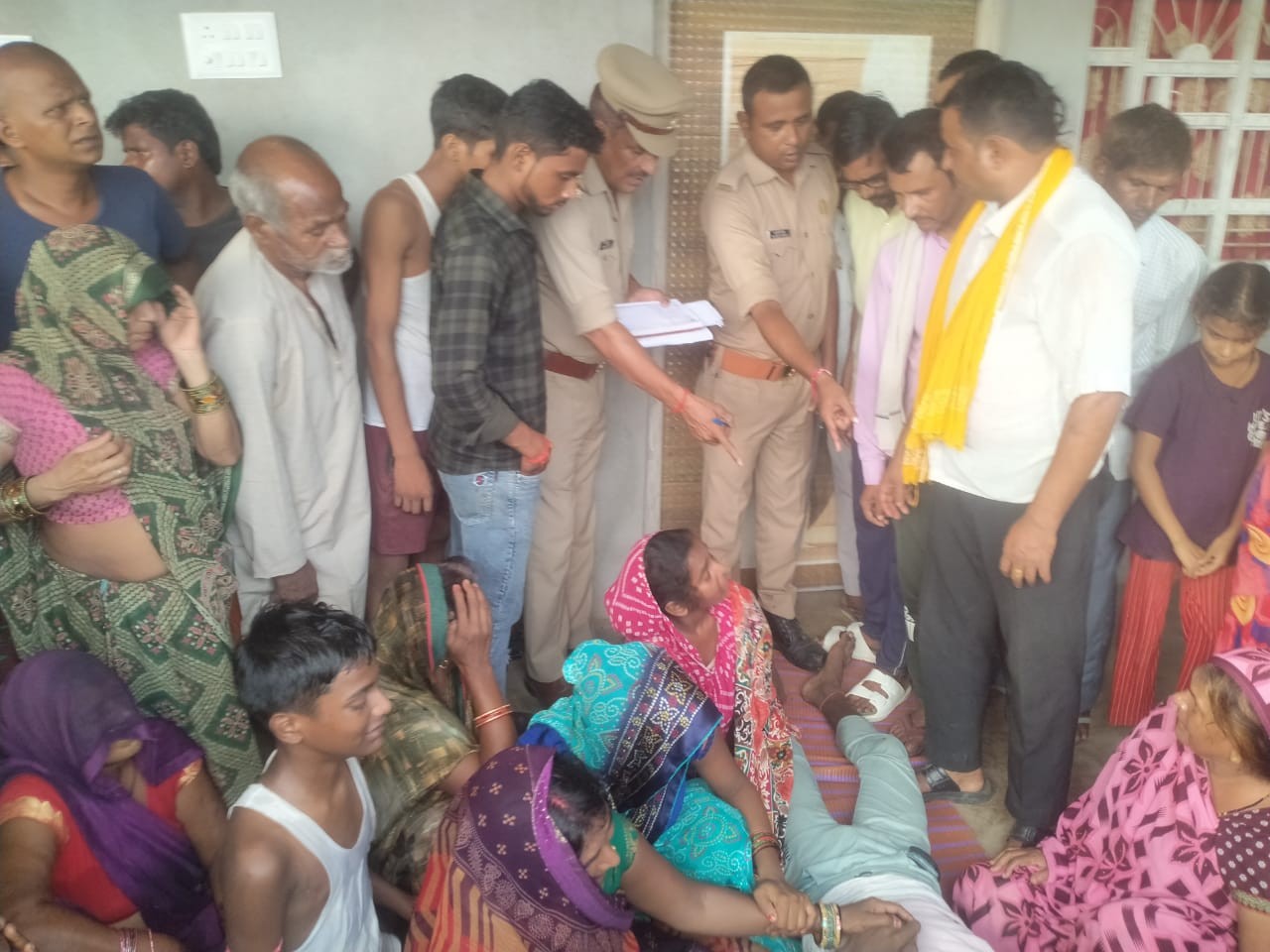 युवक के सुसाइड की सूचना पर पहुंची पुलिस ने जांच की। - Dainik Bhaskar