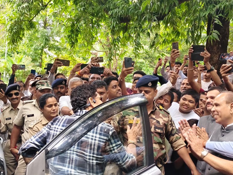 प्रशंसक उनकी एक झलक पाने बेताब दिखे। उन्हें आला रे आला सचिन आला के नारे लगाए।