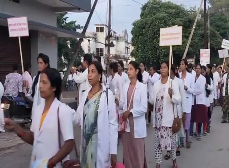 NHM कर्मचारियों ने अपने आंदोलन को तेज करते हुए मशाल रैली निकाली।