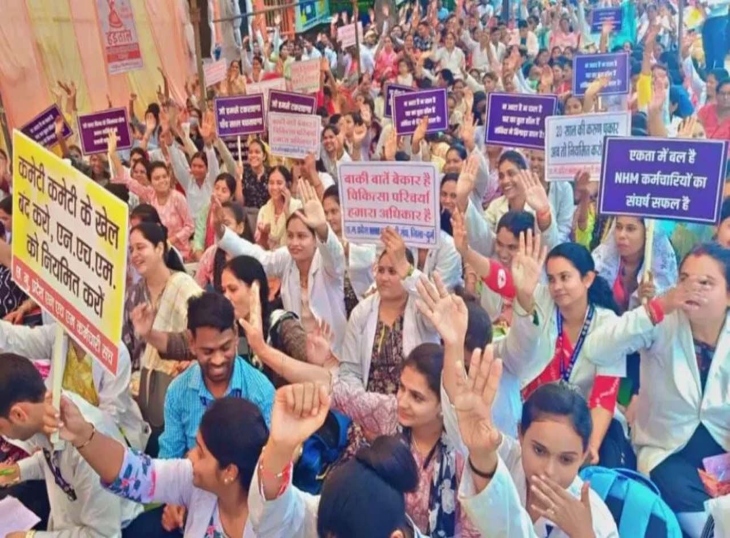 अपनी मांग पूरी कराने प्रदर्शन कर रहे कर्मचारी।