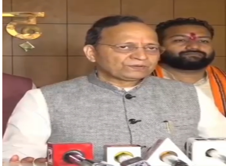 बीजेपी के राष्ट्रीय महासचिव अरुण सिंह मीडिया से चर्चा करते हुए।