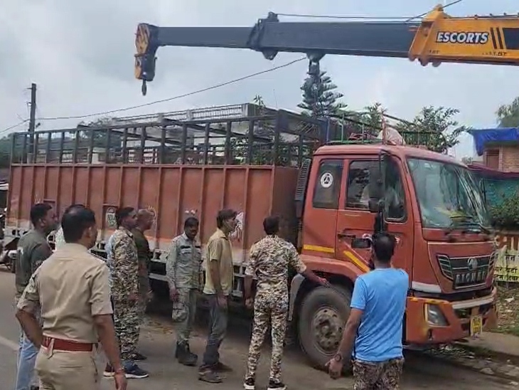 पुलिस ने गांजा के साथ ट्रक को भी जब्त कर लिया है।