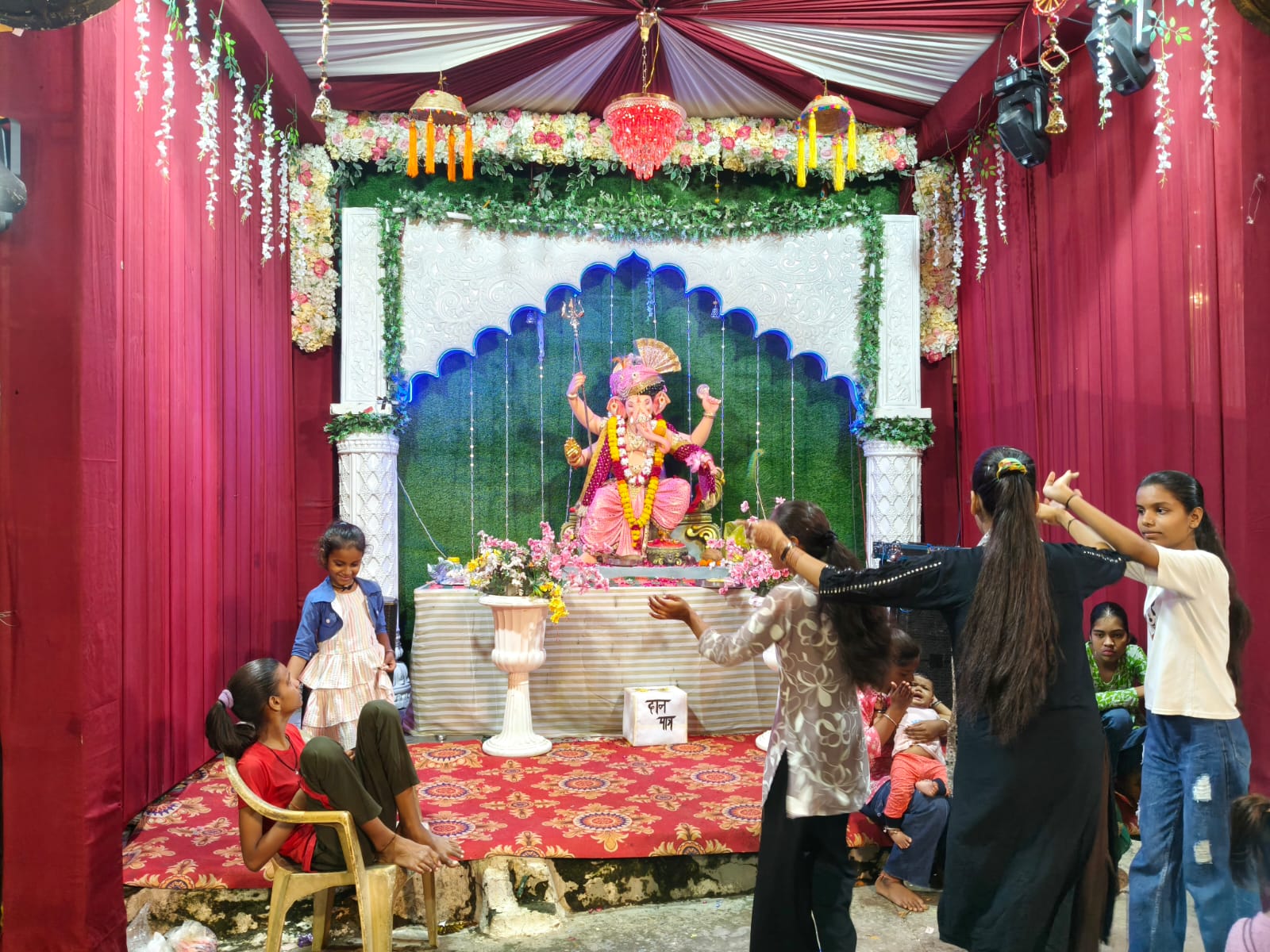 भोईवाड़ा में गणेशजी की प्रतिमा के समक्ष सांस्कृतिक संध्या भी आयोजित की गई, जिसमें भजनों पर बच्चों ने नृत्य किया।