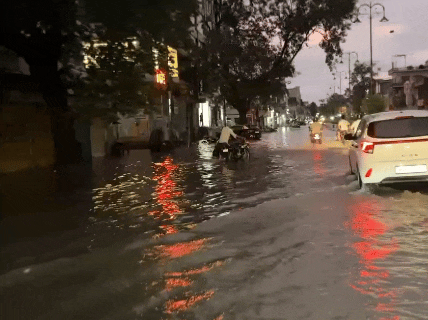 सीकर के स्टेशन रोड पर भी करीब एक फीट तक जलभराव हुआ।