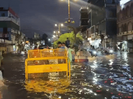 सीकर के लोहारू बस स्टैंड पर बारिश के चलते डेढ़ फीट तक जलभराव हो गया,यहां दर्जनों दुकानों में पानी घुस गया।