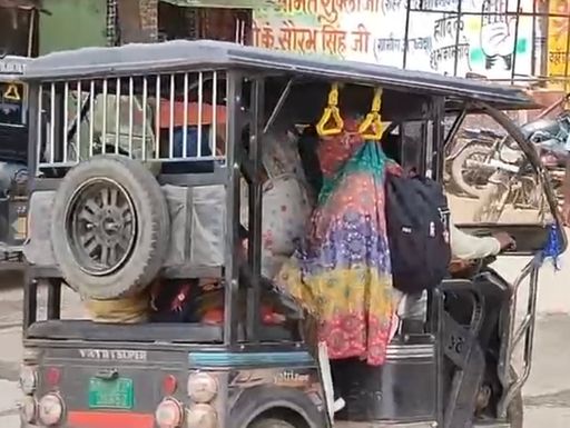 नगर दौड़ते ई रिक्शा।